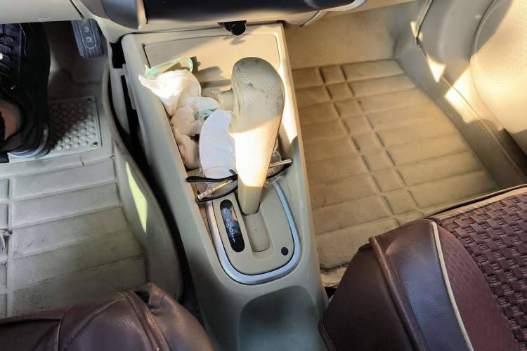Used Venucia D50 2013 1.6L Automatic Fashion Edition Gear Lever