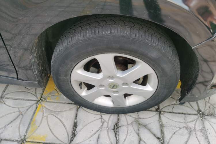 Used Venucia D50 2013 1.6L Manual Luxury Edition Right Front Wheel Hub