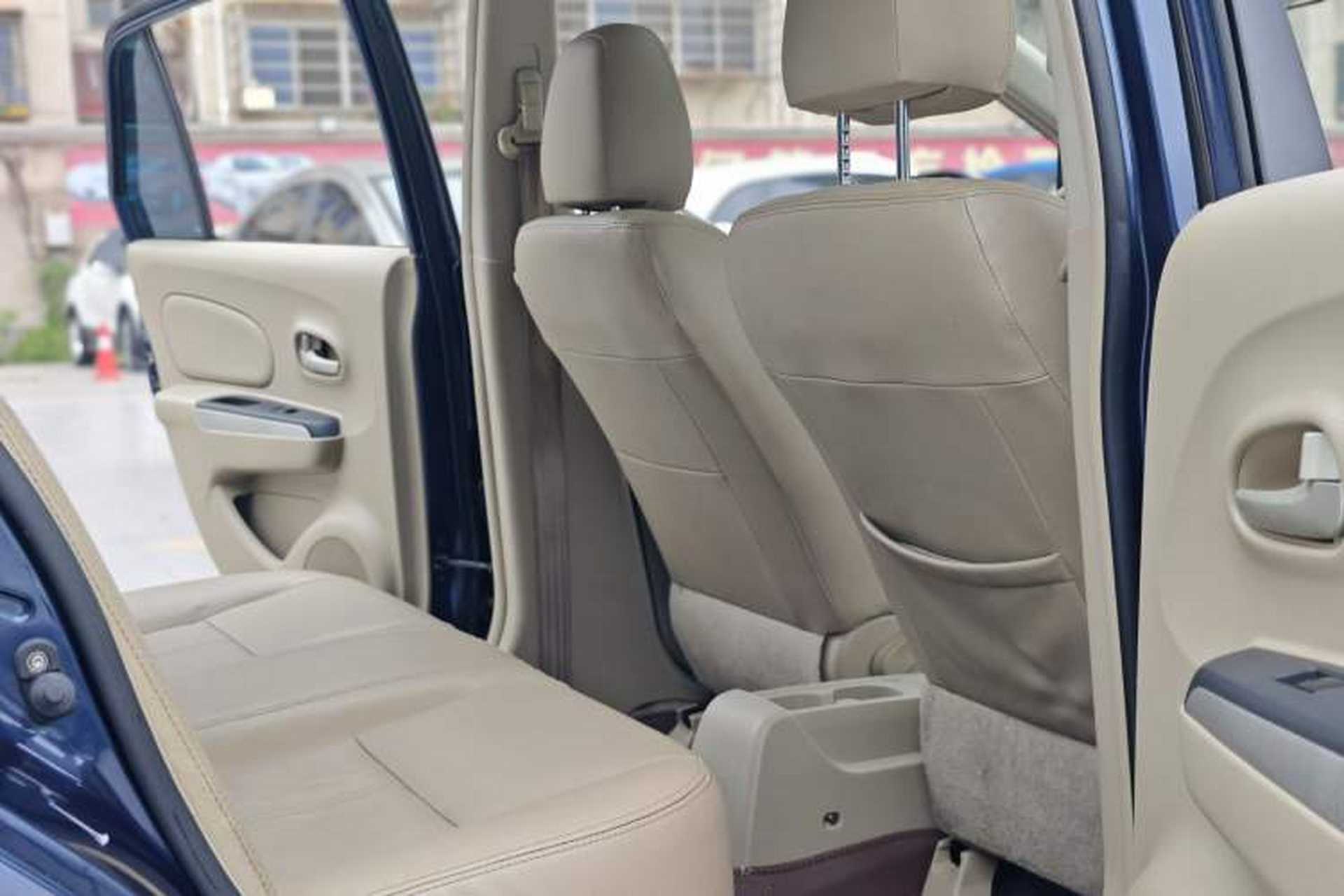 Used Venucia D50 2013 1.6L Automatic Luxury Edition Interior 9