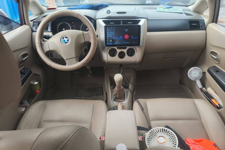 Used Venucia D50 2013 1.6L Manual Fashion Edition Center Console