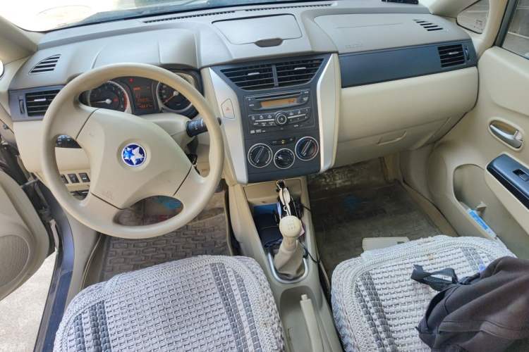 Used Venucia D50 2013 1.6L Manual Fashion Edition Center Console