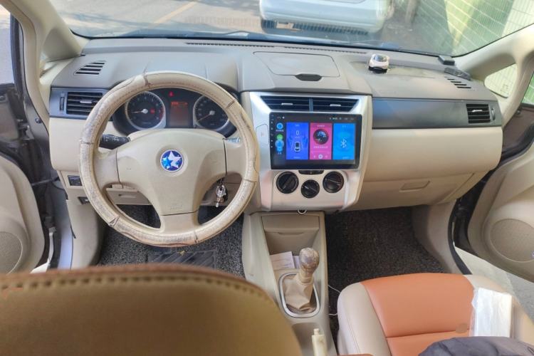 Used Venucia D50 2013 1.6L Manual Fashion Edition Center Console