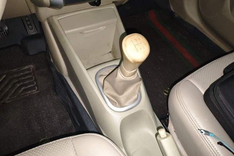 Used Venucia D50 2013 1.6L Manual Fashion Edition Gear Lever