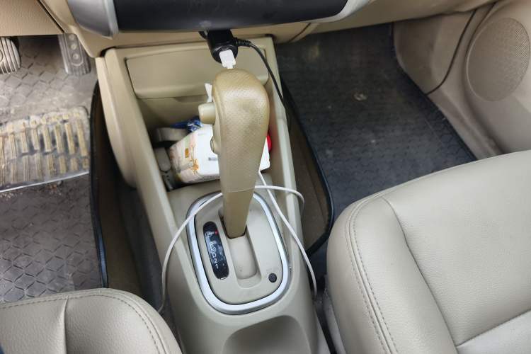 Used Venucia D50 2013 1.6L Automatic Luxury Edition Gear Lever