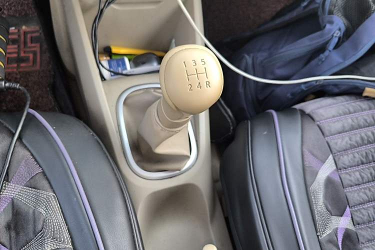 Used Venucia D50 2013 1.6L Manual Luxury Edition Gear Lever