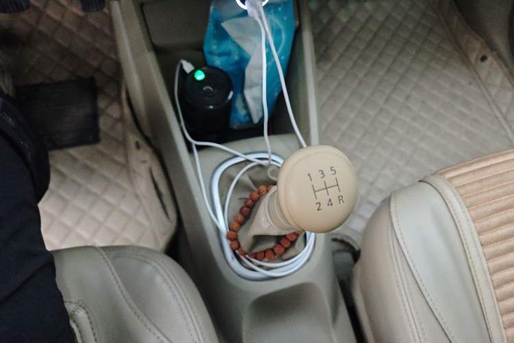 Used Venucia D50 2013 1.6L Manual Luxury Edition Gear Lever