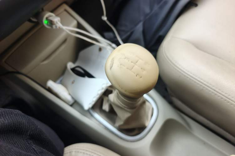 Used Venucia D50 2013 1.6L Manual Luxury Edition Gear Lever