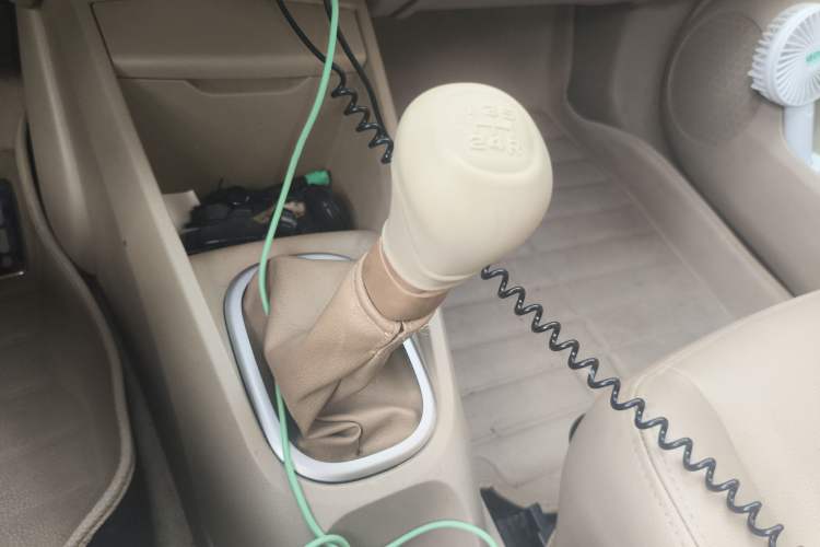 Used Venucia D50 2013 1.6L Manual Fashion Edition Gear Lever