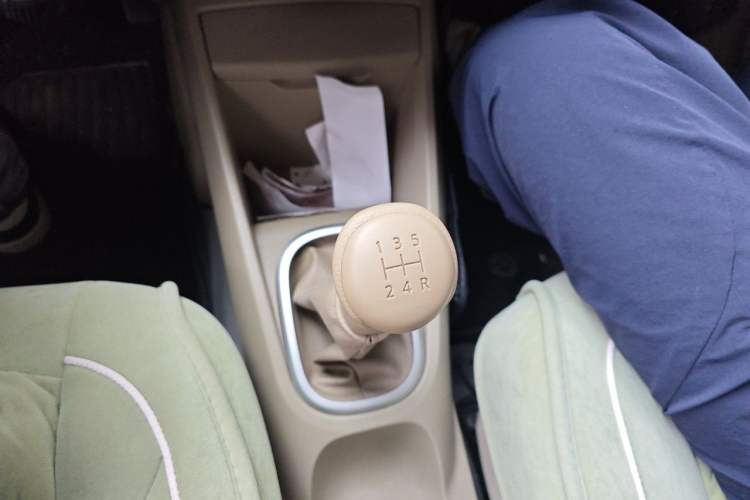 Used Venucia D50 2013 1.6L Manual Fashion Edition Gear Lever
