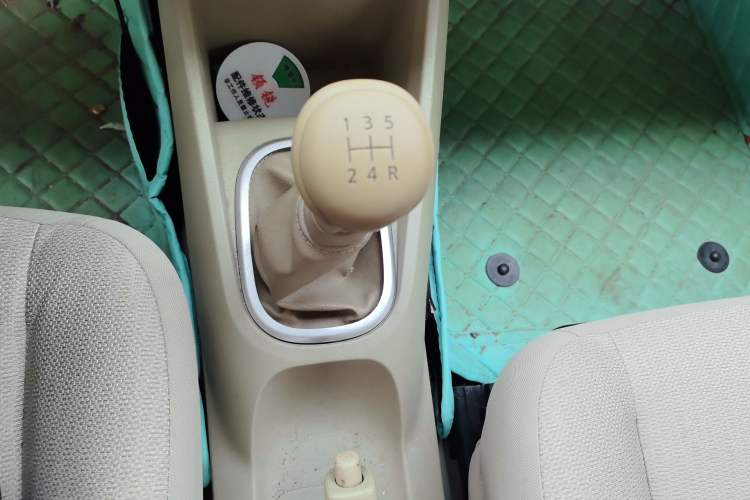 Used Venucia D50 2013 1.6L Manual Fashion Edition Gear Lever