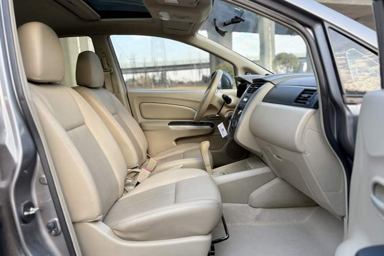 Used Venucia D50 2013 1.6L Automatic Luxury Edition Interior 1