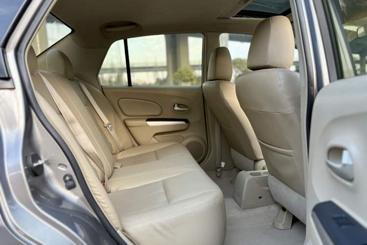 Used Venucia D50 2013 1.6L Automatic Luxury Edition Interior 2
