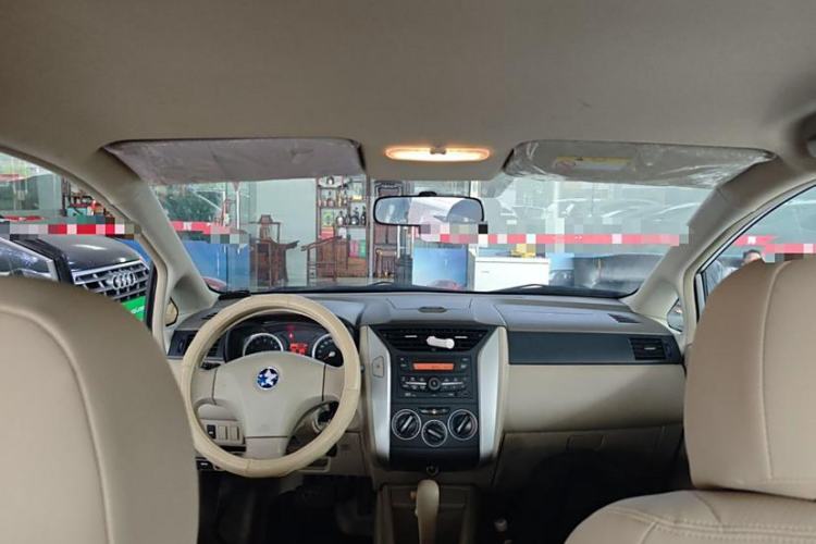 Used Venucia D50 2013 1.6L Automatic Fashion Edition Interior 2