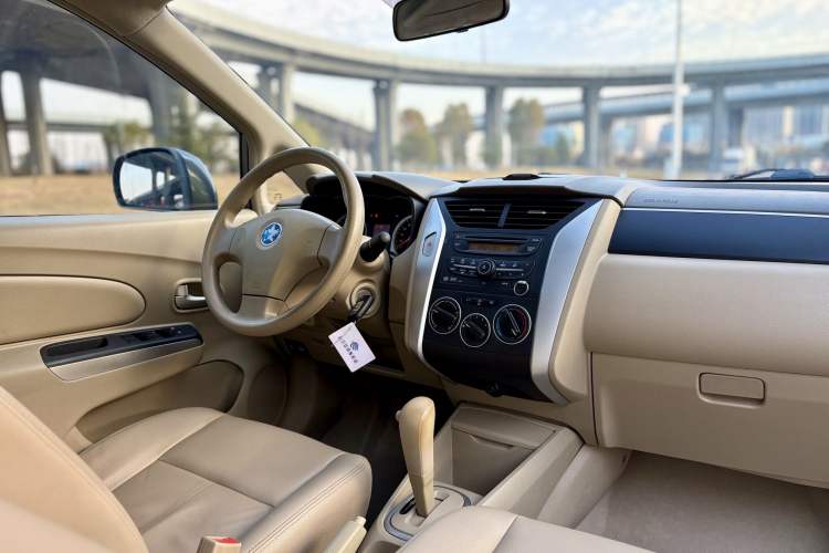 Used Venucia D50 2013 1.6L Automatic Luxury Edition Interior 3