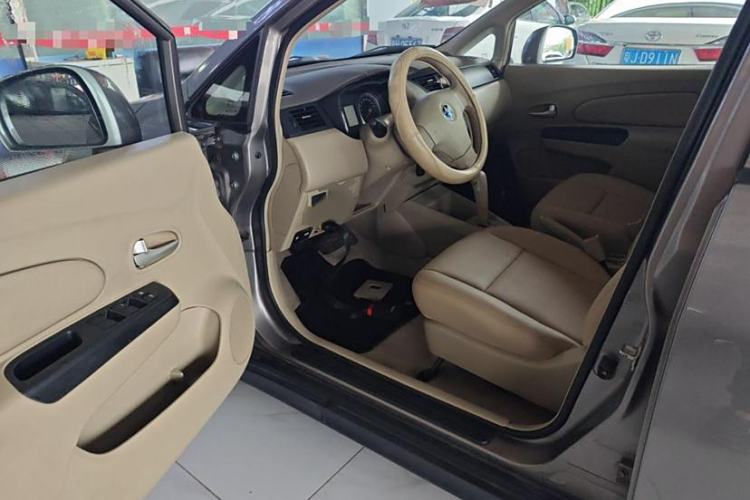 Used Venucia D50 2013 1.6L Automatic Fashion Edition Interior 3