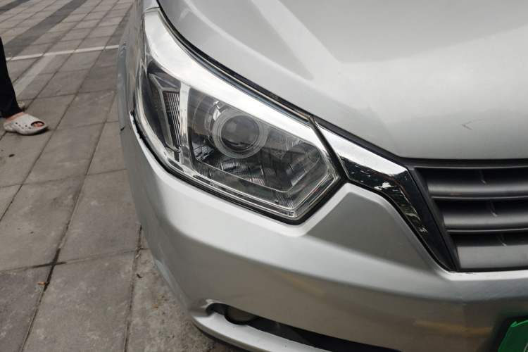Used Venucia D50 2013 1.6L Manual Luxury Edition Right Front Headlight