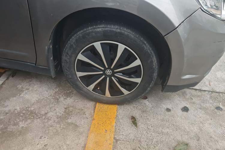 Used Venucia D50 2013 1.6L Automatic Fashion Edition Right Front Wheel Hub
