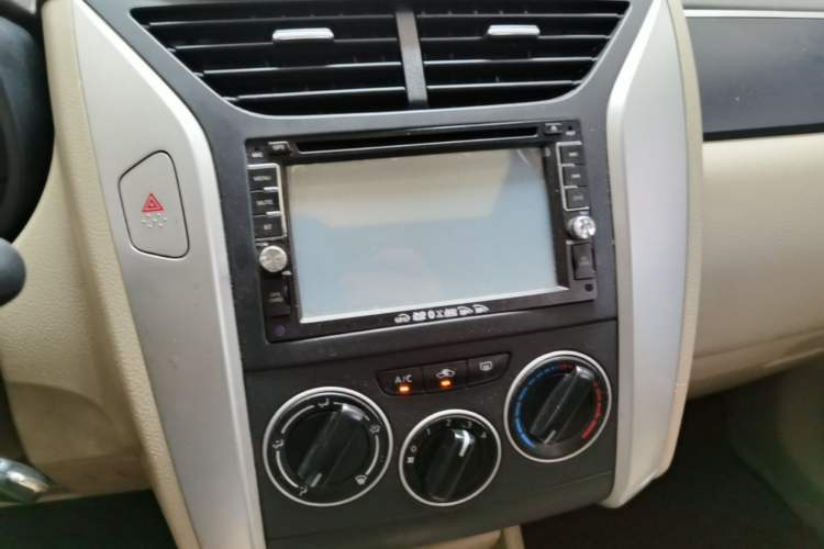 Used Venucia D50 2013 1.6L Automatic Luxury Edition Audio And AC Panel