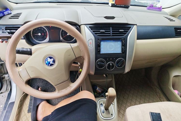 Used Venucia D50 2013 1.6L Automatic Fashion Edition Center Console