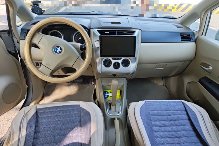 Used Venucia D50 2013 1.6L Automatic Fashion Edition Center Console