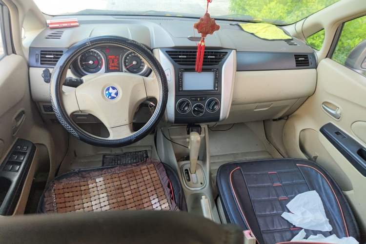 Used Venucia D50 2013 1.6L Automatic Fashion Edition Center Console
