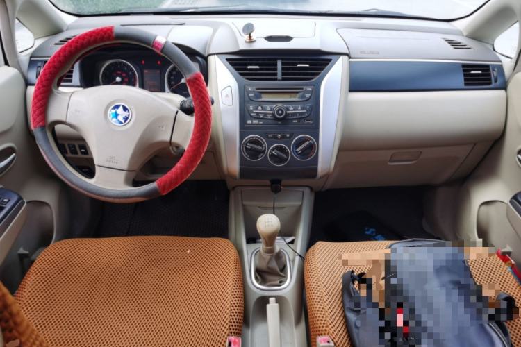 Used Venucia D50 2013 1.6L Manual Luxury Edition Center Console