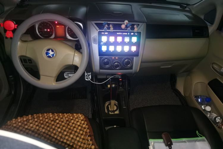 Used Venucia D50 2013 1.6L Automatic Fashion Edition Center Console