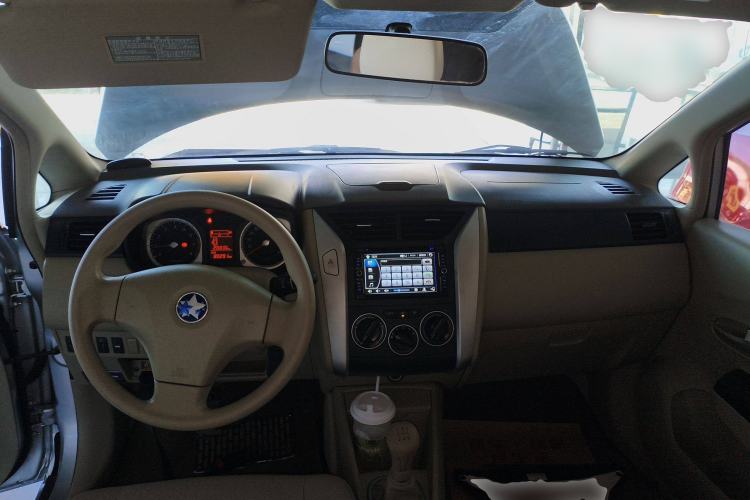 Used Venucia D50 2013 1.6L Manual Fashion Edition Center Console