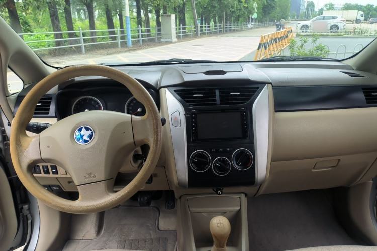 Used Venucia D50 2013 1.6L Manual Fashion Edition Center Console