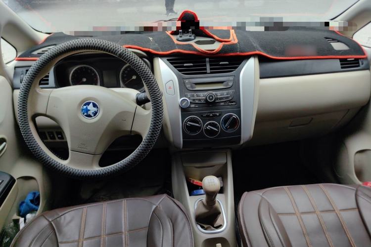 Used Venucia D50 2013 1.6L Manual Fashion Edition Center Console