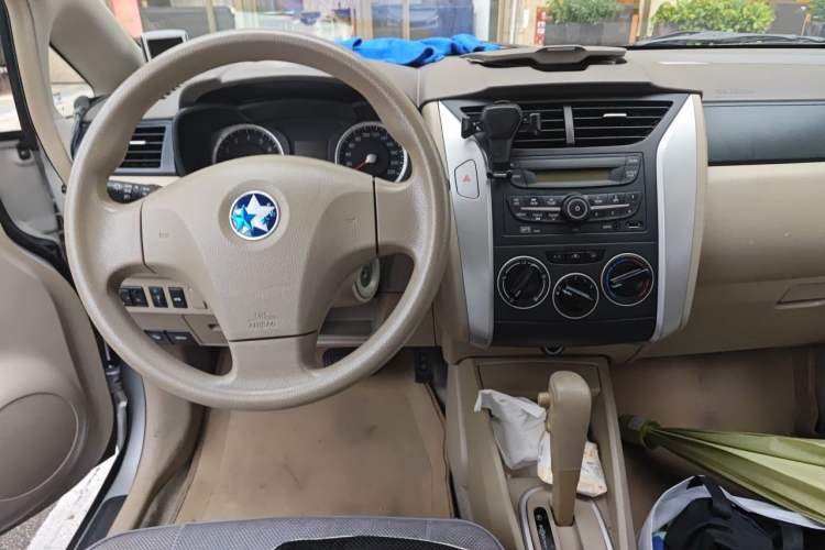 Used Venucia D50 2013 1.6L Automatic Fashion Edition Center Console