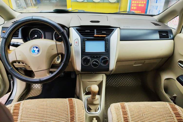 Used Venucia D50 2013 1.6L Manual Fashion Edition Center Console