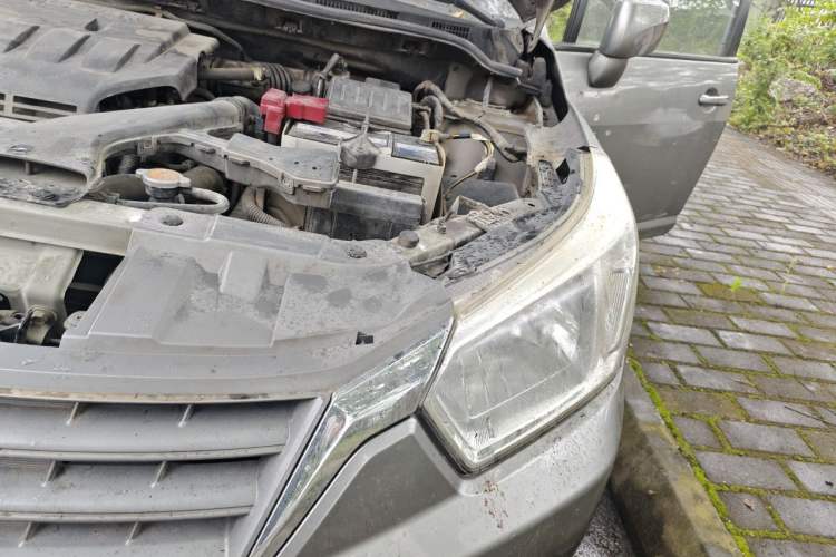Used Venucia D50 2013 1.6L Manual Luxury Edition Engine Bay Left