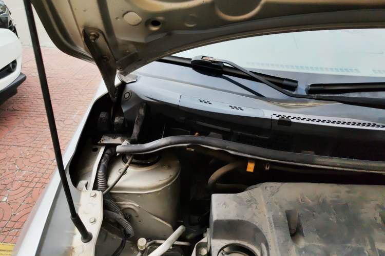 Used Venucia D50 2013 1.6L Manual Fashion Edition Engine Bay Right