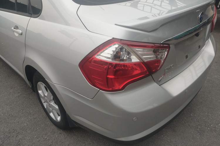 Used Venucia D50 2013 1.6L Manual Luxury Edition Exterior 13