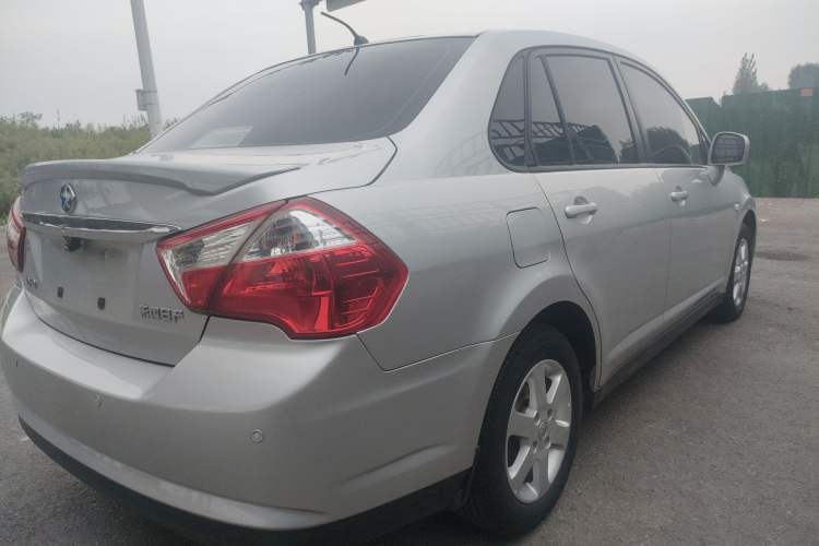 Used Venucia D50 2013 1.6L Manual Luxury Edition Exterior 3