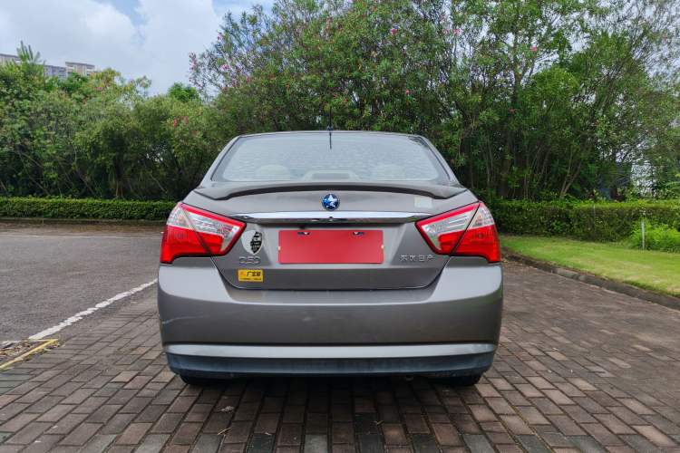 Used Venucia D50 2013 1.6L Automatic Fashion Edition Exterior 4