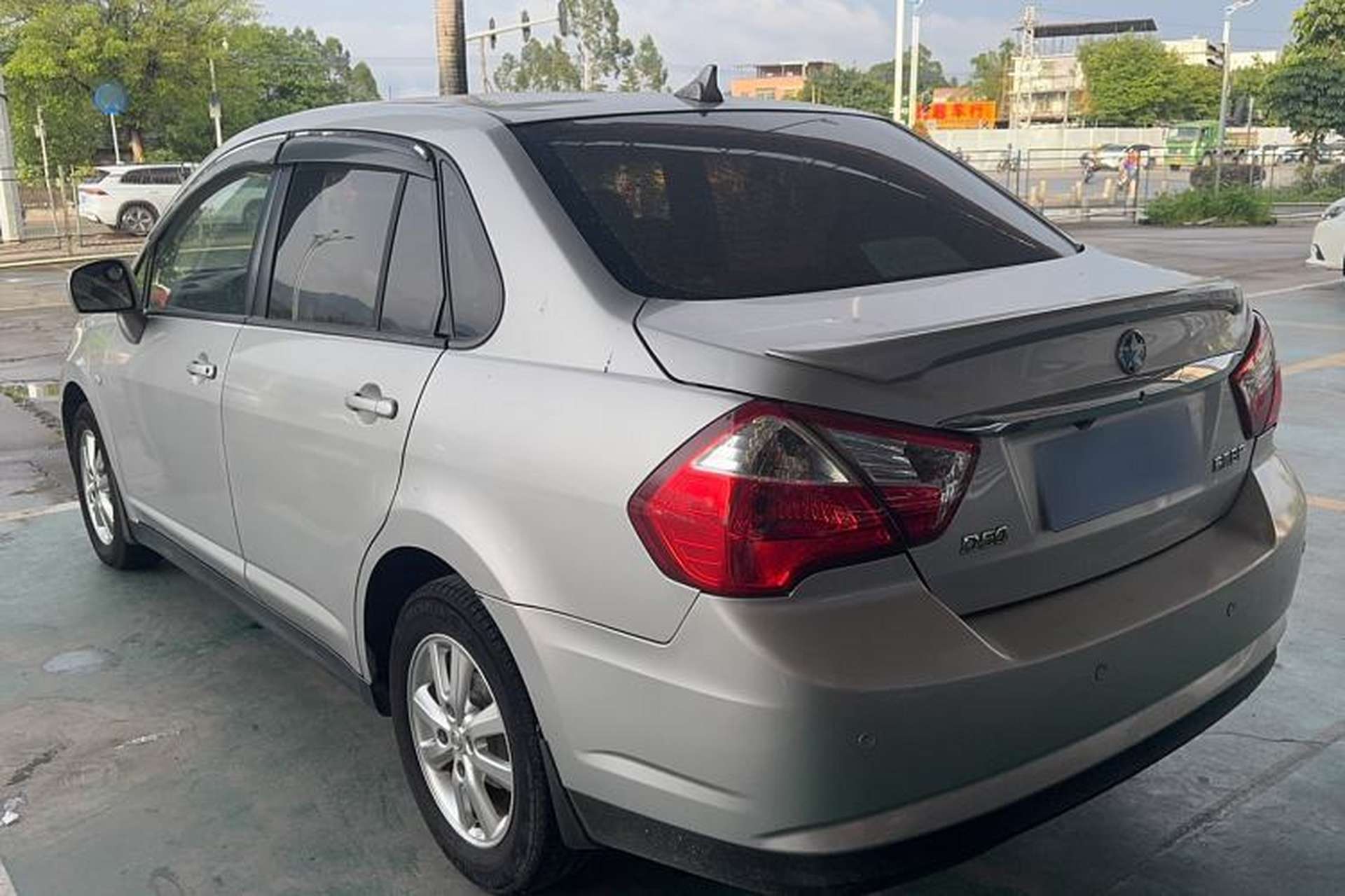 Used Venucia D50 2013 1.6L Automatic Fashion Edition Exterior 5