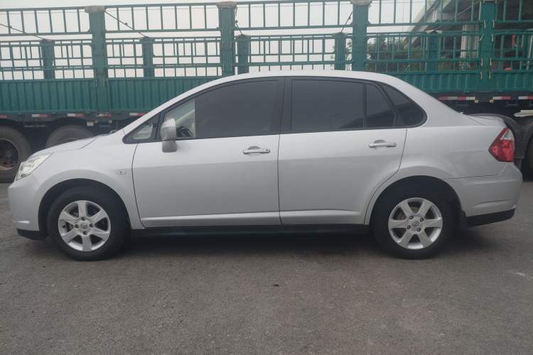 Used Venucia D50 2013 1.6L Manual Luxury Edition Exterior 5