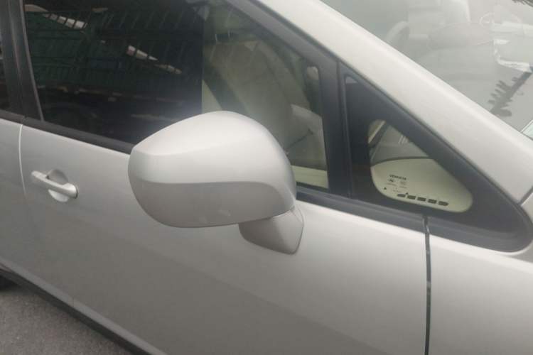 Used Venucia D50 2013 1.6L Manual Luxury Edition Exterior 9