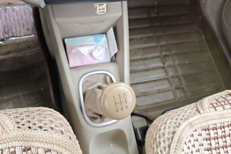 Used Venucia D50 2013 1.6L Manual Luxury Edition Gear Lever
