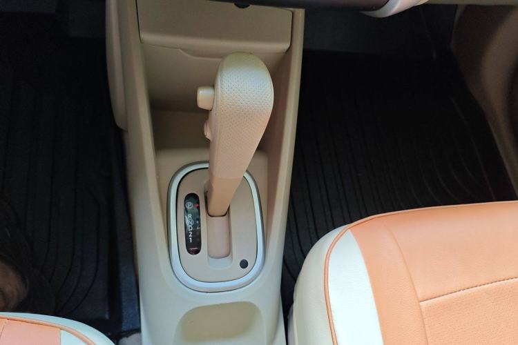 Used Venucia D50 2013 1.6L Automatic Fashion Edition Gear Lever