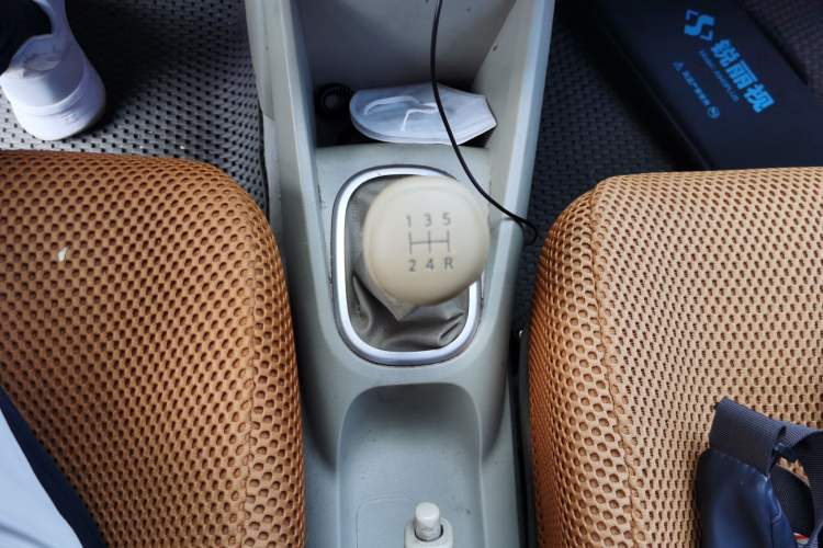 Used Venucia D50 2013 1.6L Manual Luxury Edition Gear Lever