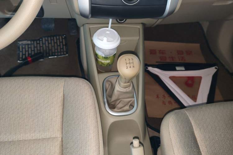 Used Venucia D50 2013 1.6L Manual Fashion Edition Gear Lever