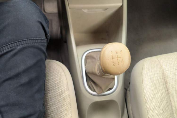 Used Venucia D50 2013 1.6L Manual Fashion Edition Gear Lever