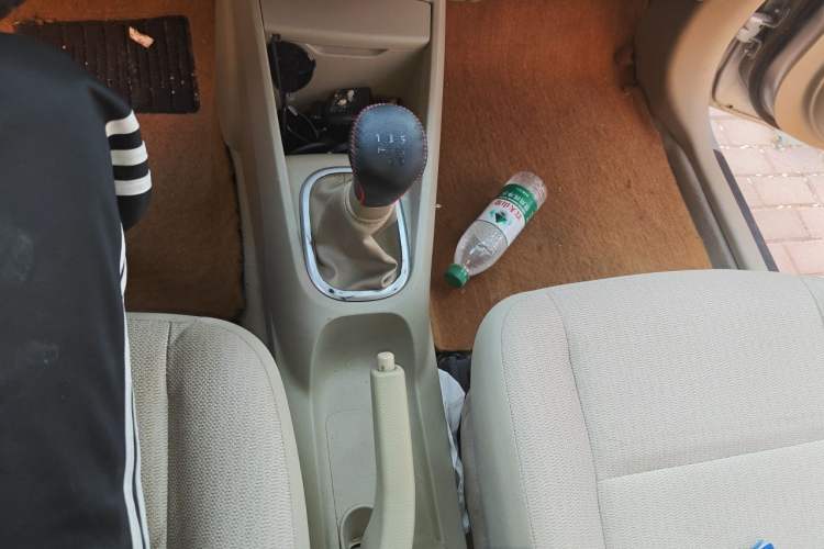 Used Venucia D50 2013 1.6L Manual Fashion Edition Gear Lever