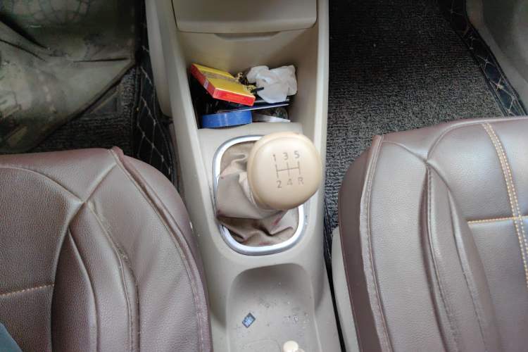 Used Venucia D50 2013 1.6L Manual Fashion Edition Gear Lever