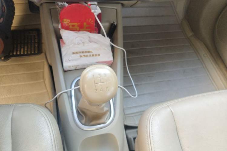 Used Venucia D50 2013 1.6L Manual Luxury Edition Gear Lever