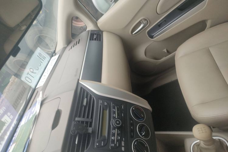 Used Venucia D50 2013 1.6L Manual Luxury Edition Interior 10