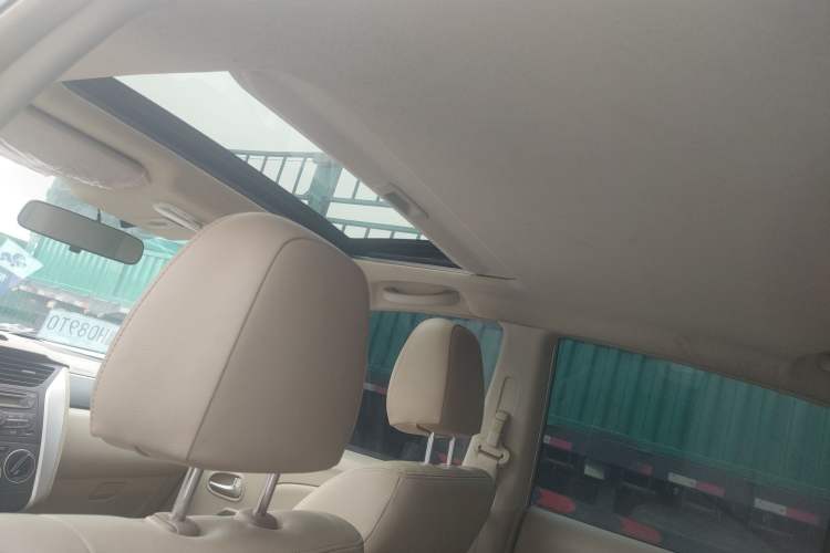 Used Venucia D50 2013 1.6L Manual Luxury Edition Interior 11